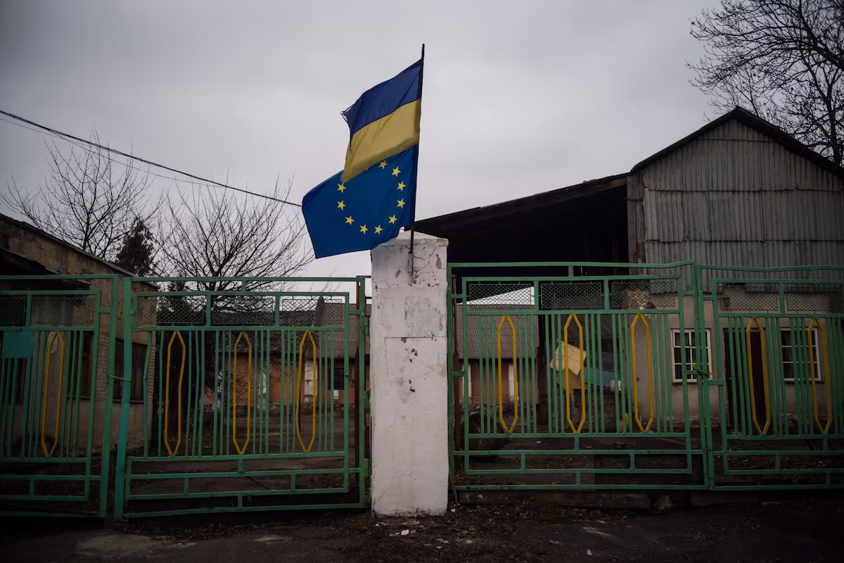 Прапори України та Європейського Союзу майорять на околицях Львова, Україна, 2 березня 2022 року